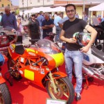 Fascino vintage: Max accanto alla Ducati TT2.